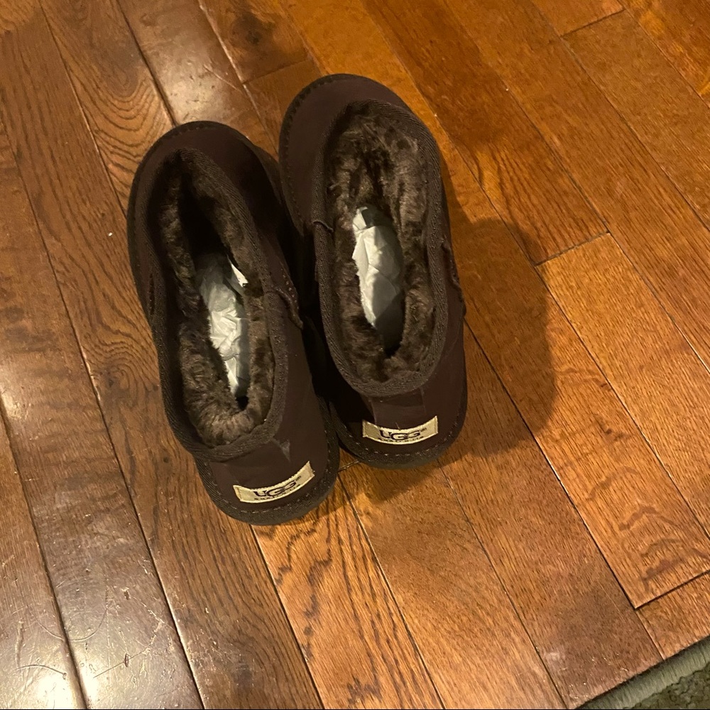 OUT THE BOX KIDS UGGS low top SIZE 4